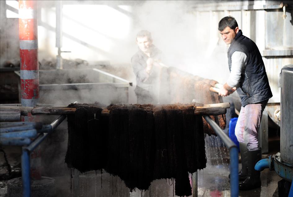 Kök boyanın inceliklerini gelecek nesillere aktarıyor