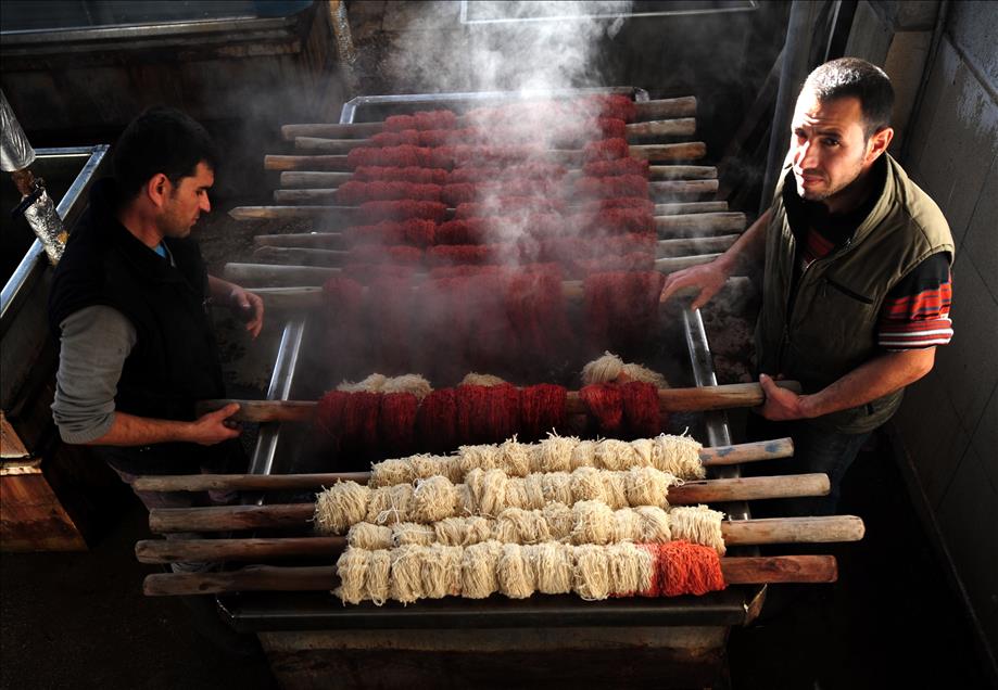 Kök boyanın inceliklerini gelecek nesillere aktarıyor