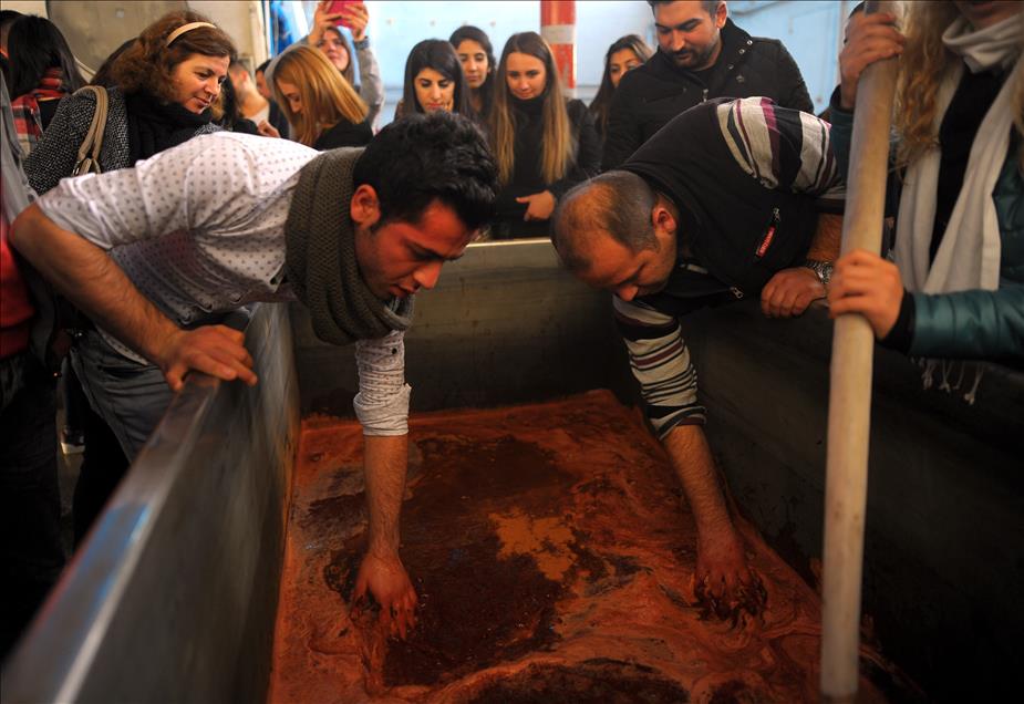 Kök boyanın inceliklerini gelecek nesillere aktarıyor