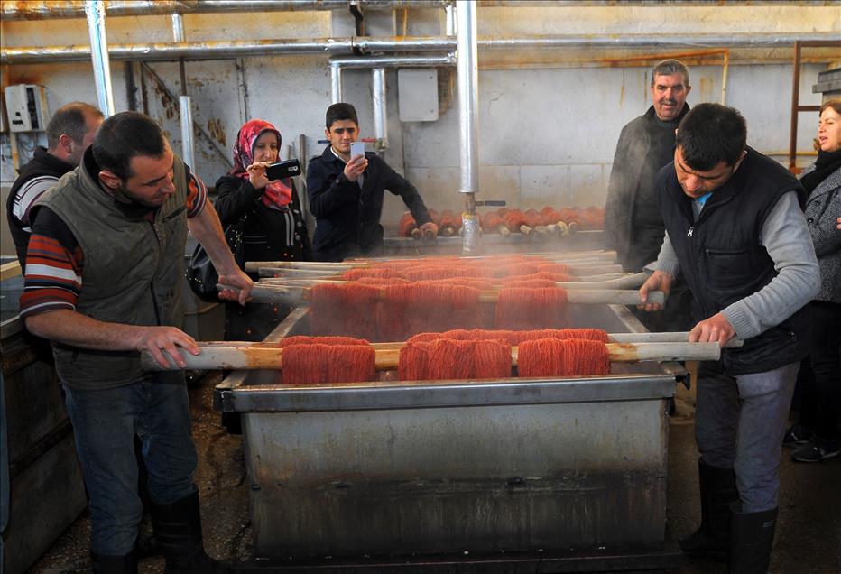 Kök boyanın inceliklerini gelecek nesillere aktarıyor