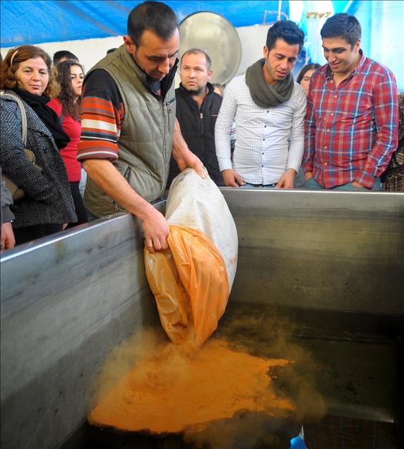 Kök boyanın inceliklerini gelecek nesillere aktarıyor