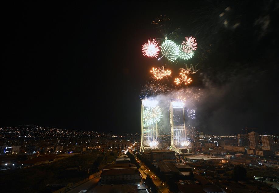 İzmir yeni yıla "görsel şov" ile girdi