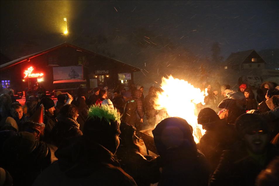 Eksi 16 derecede yeni yılı kutladılar