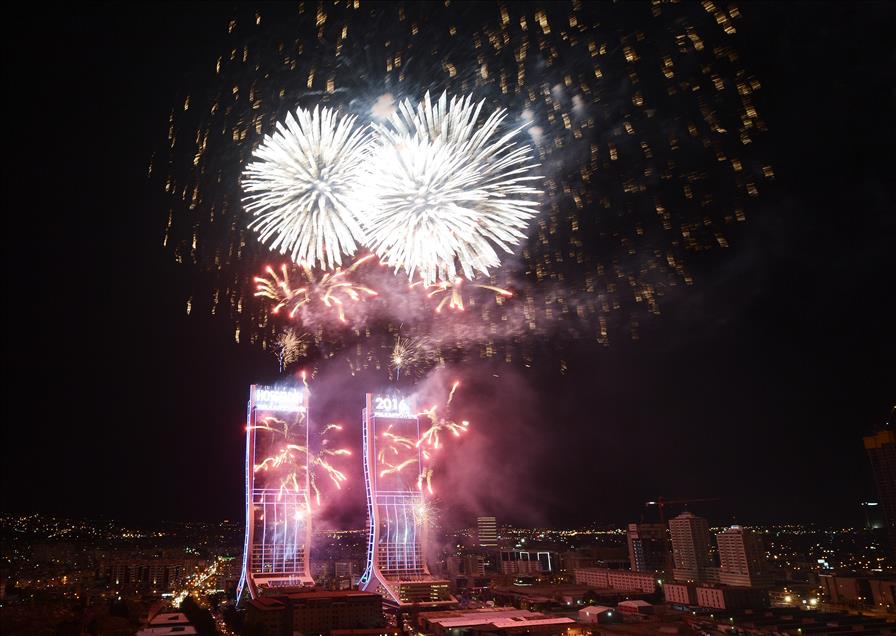 İzmir yeni yıla "görsel şov" ile girdi