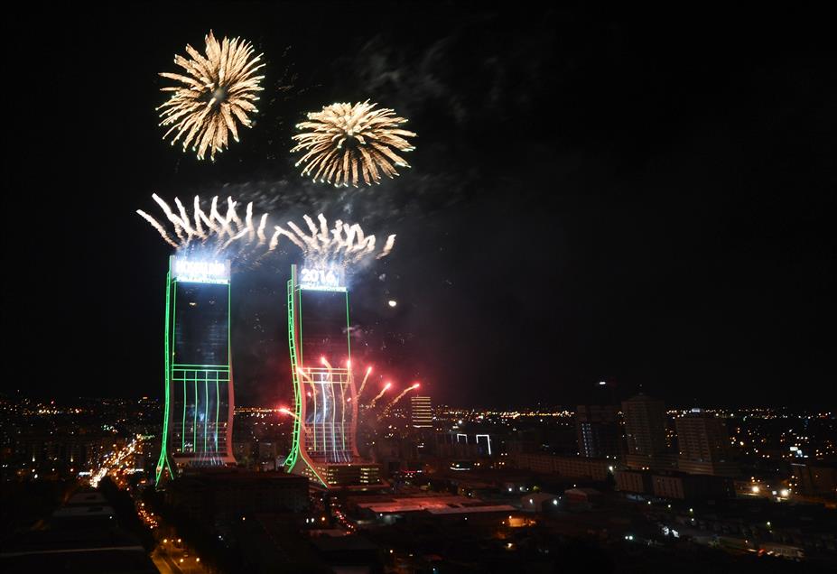 İzmir yeni yıla "görsel şov" ile girdi