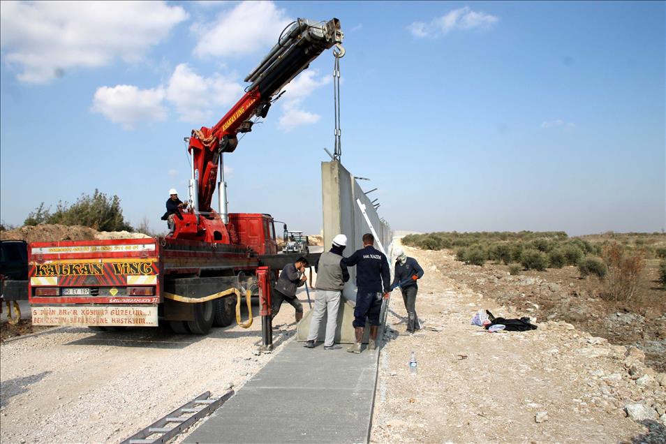 Concrete wall built on Turkey - Syria border