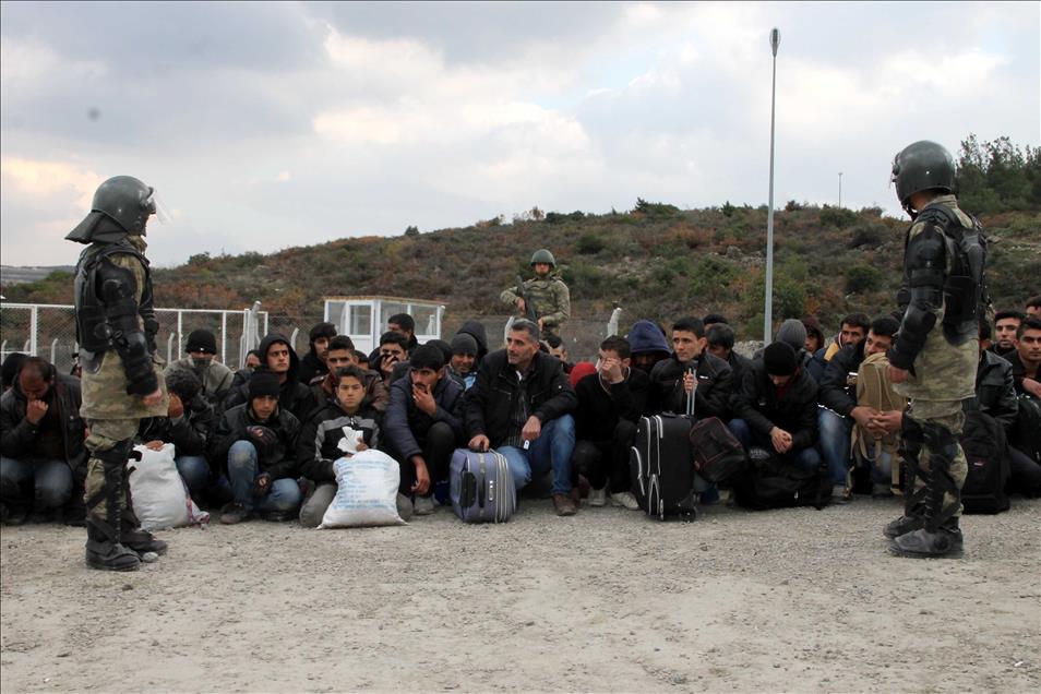 Concrete wall built on Turkey - Syria border