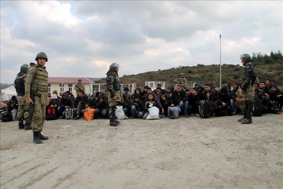 Concrete wall built on Turkey - Syria border
