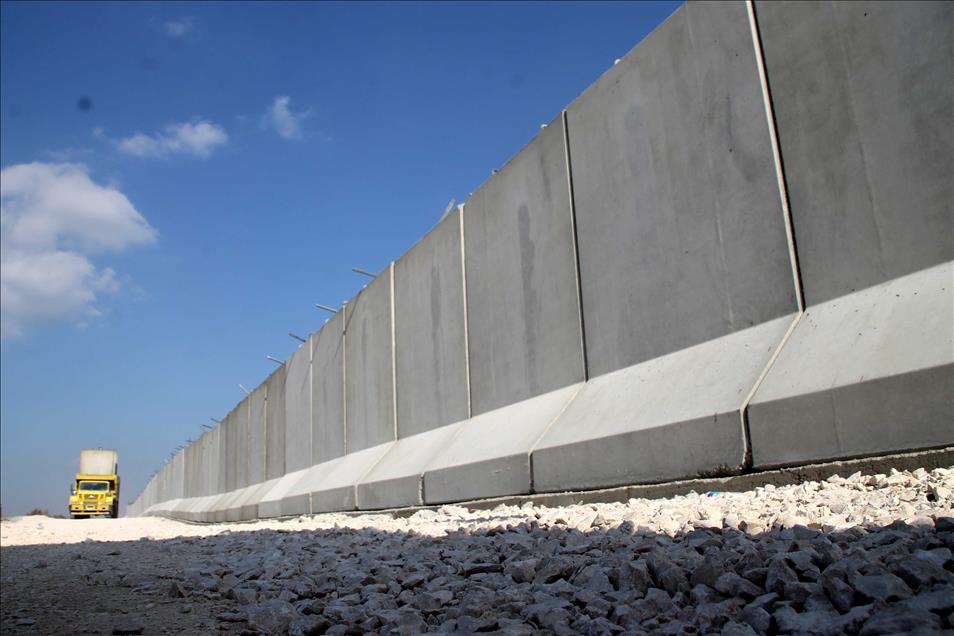 Concrete wall built on Turkey - Syria border - Anadolu Ajansı