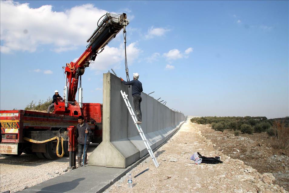 Concrete wall built on Turkey - Syria border