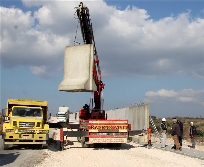 Concrete wall built on Turkey - Syria border