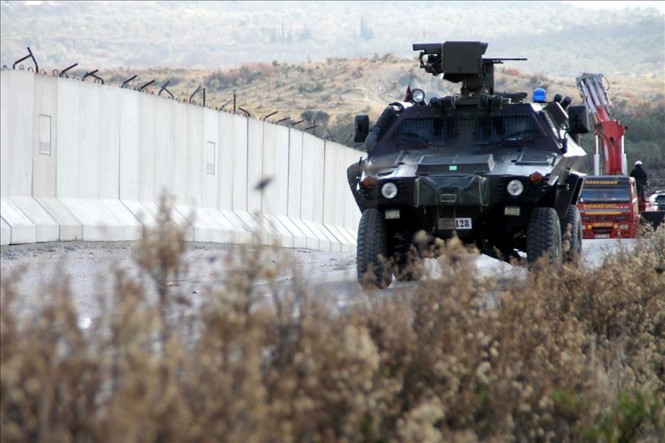 Concrete wall built on Turkey - Syria border