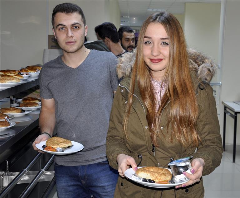 Gece ders çalışan öğrencilere çay ve simit ikramı