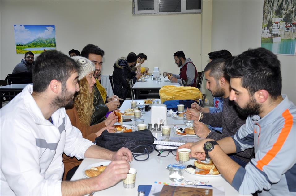 Gece ders çalışan öğrencilere çay ve simit ikramı