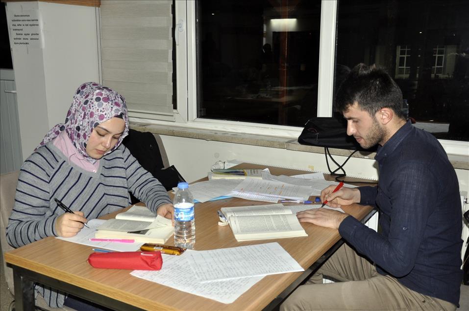 Gece ders çalışan öğrencilere çay ve simit ikramı