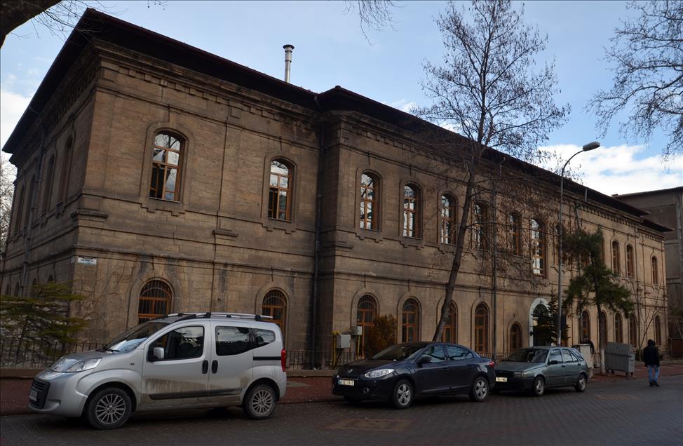 "Taş mektep" yıllara meydan okuyor