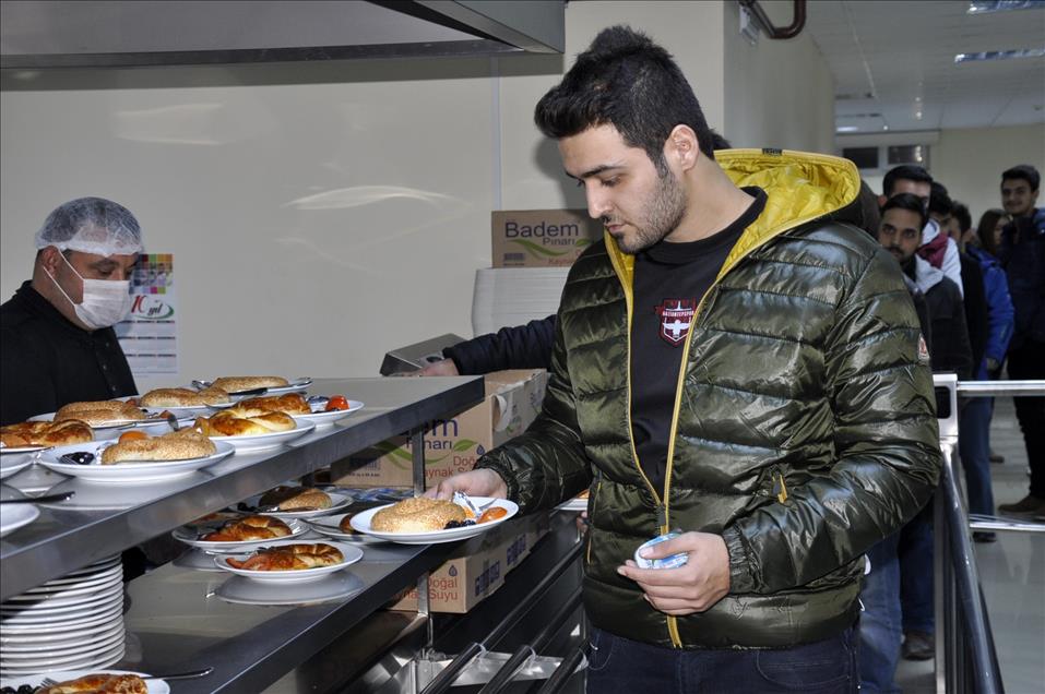 Gece ders çalışan öğrencilere çay ve simit ikramı