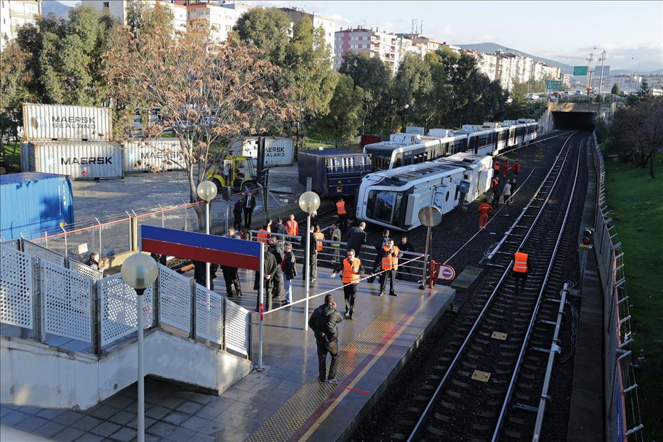İzmir'de metro istasyonuna konteyner devrildi