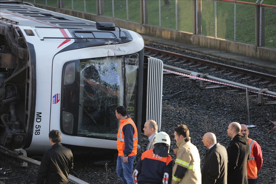 İzmir'de metro istasyonuna konteyner devrildi