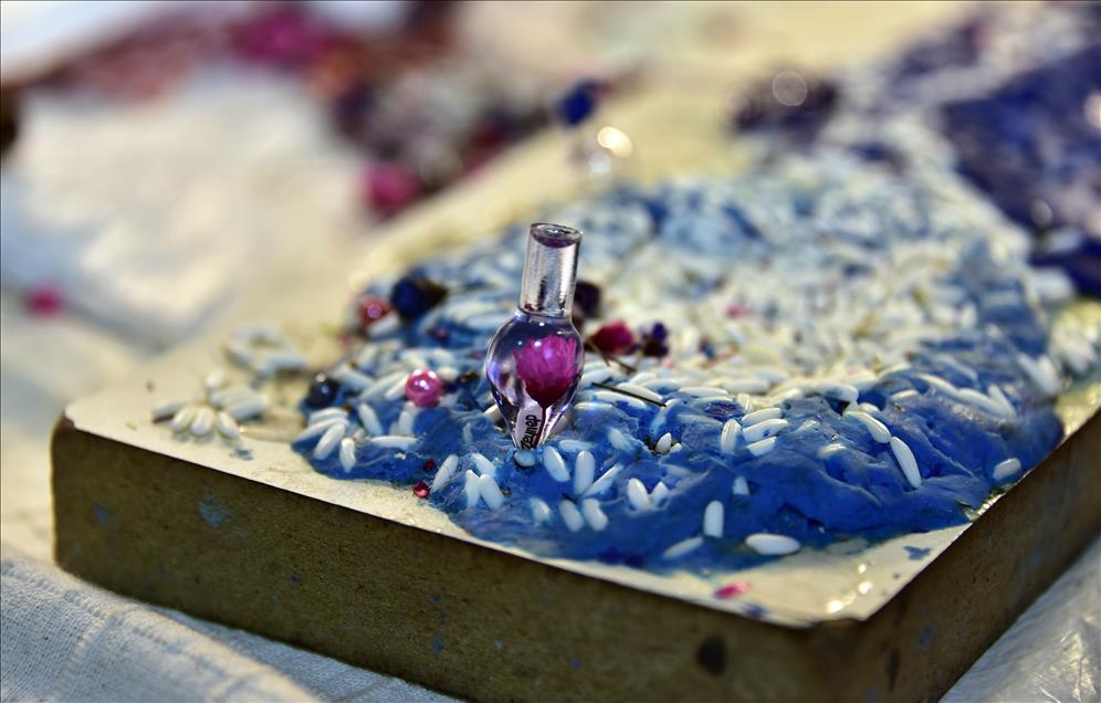 Pirinç tanelerini sanata dönüştürüyor