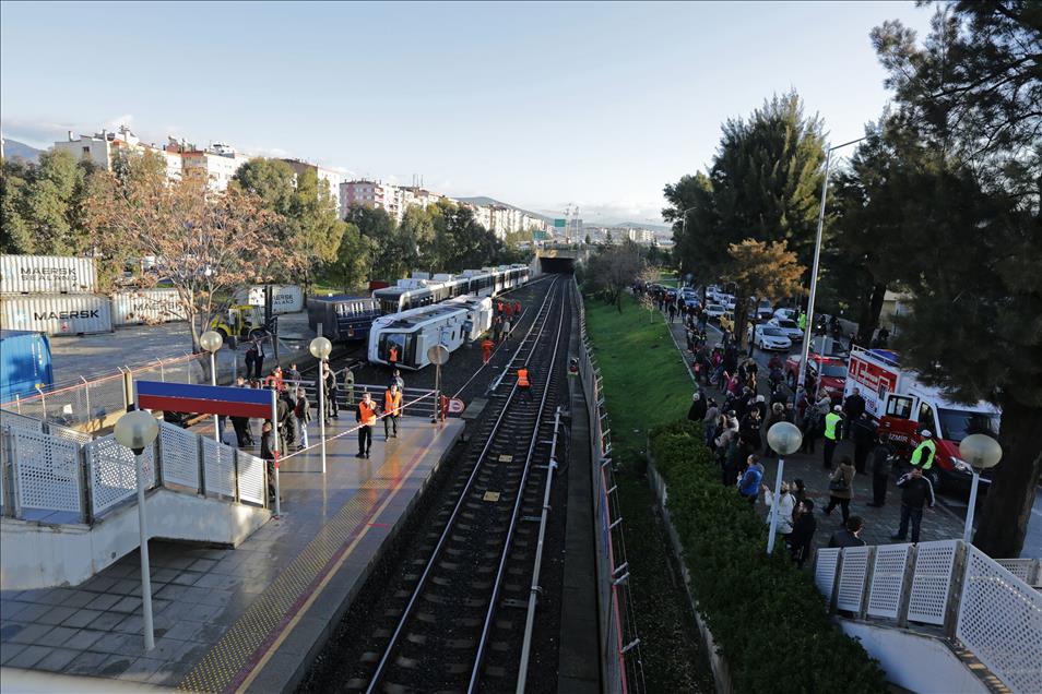 İzmir'de metro istasyonuna konteyner devrildi