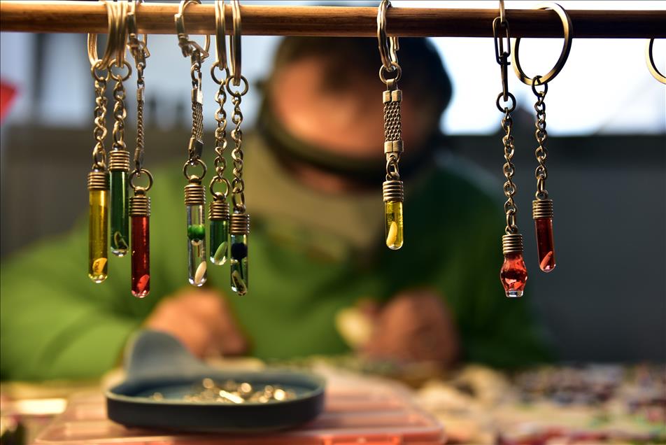 Pirinç tanelerini sanata dönüştürüyor