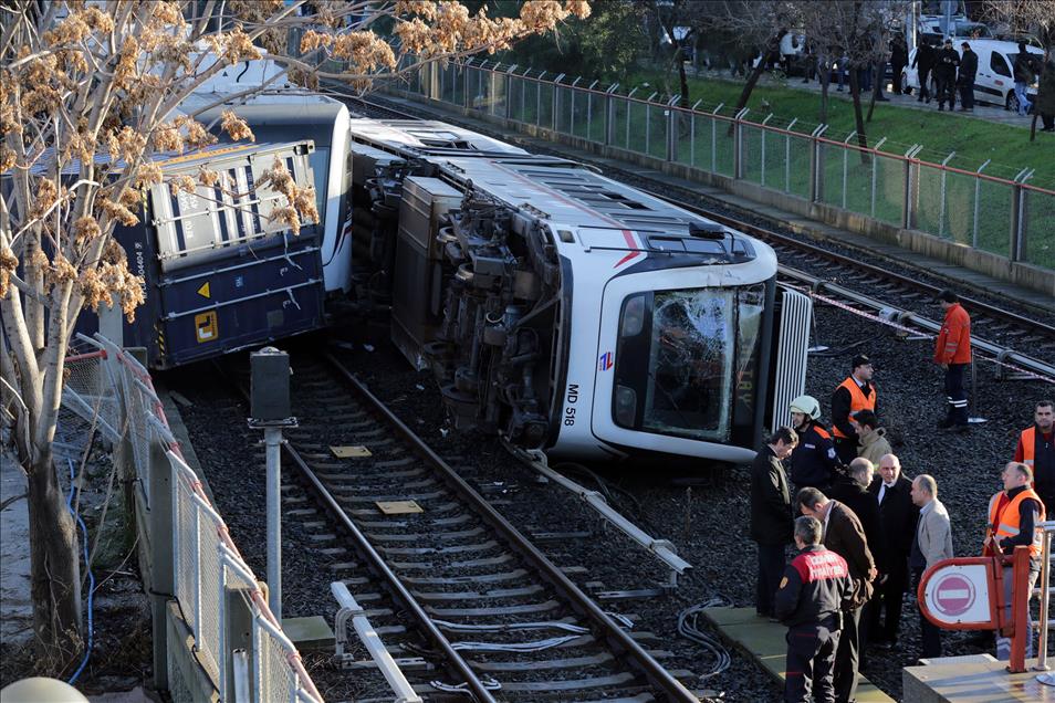 İzmir'de metro istasyonuna konteyner devrildi