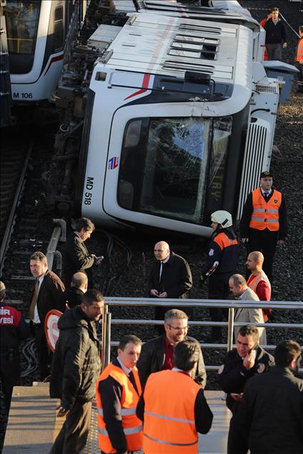 İzmir'de metro istasyonuna konteyner devrildi