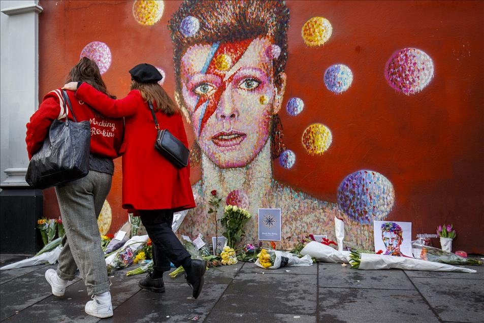 İngiliz şarkıcı David Bowie yaşamını yitirdi - Anadolu Ajansı