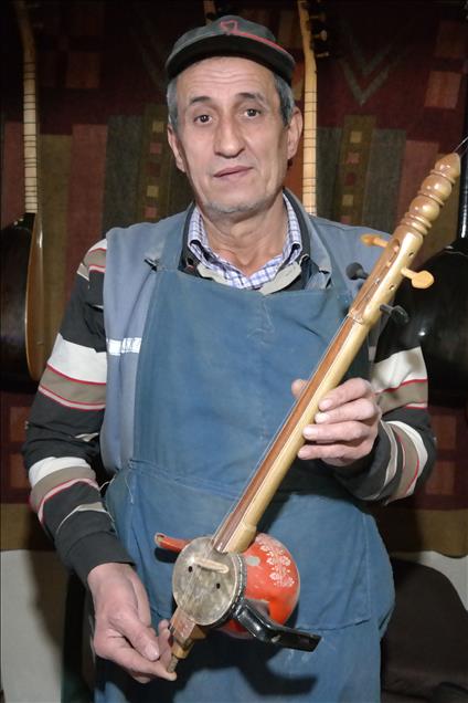 Çaydanlıktan kemane, su kabağından tambur