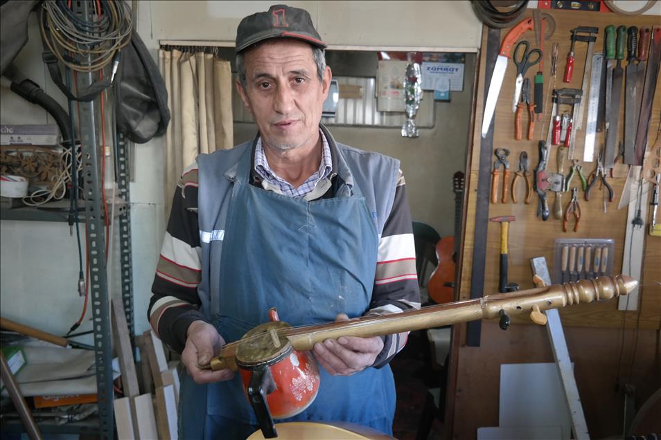 Çaydanlıktan kemane, su kabağından tambur