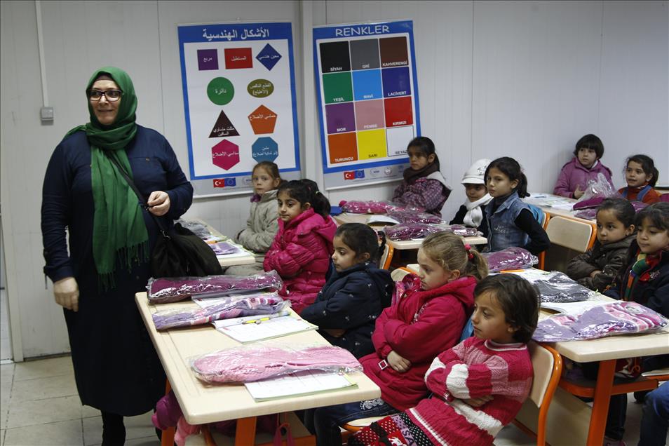 Suriyeli çocuklar için "ilmek ilmek sevgi" dokudular