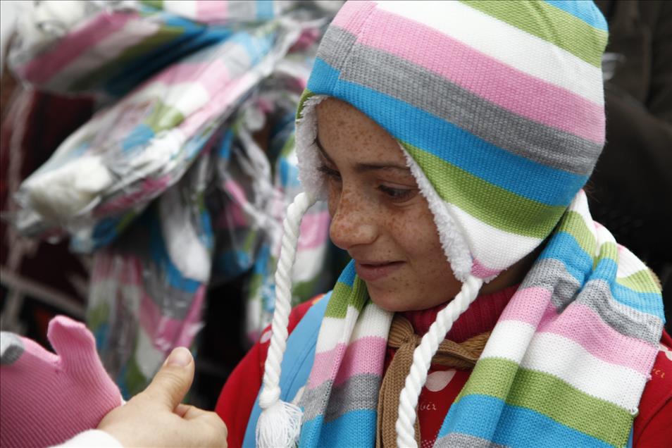 Suriyeli çocuklar için "ilmek ilmek sevgi" dokudular