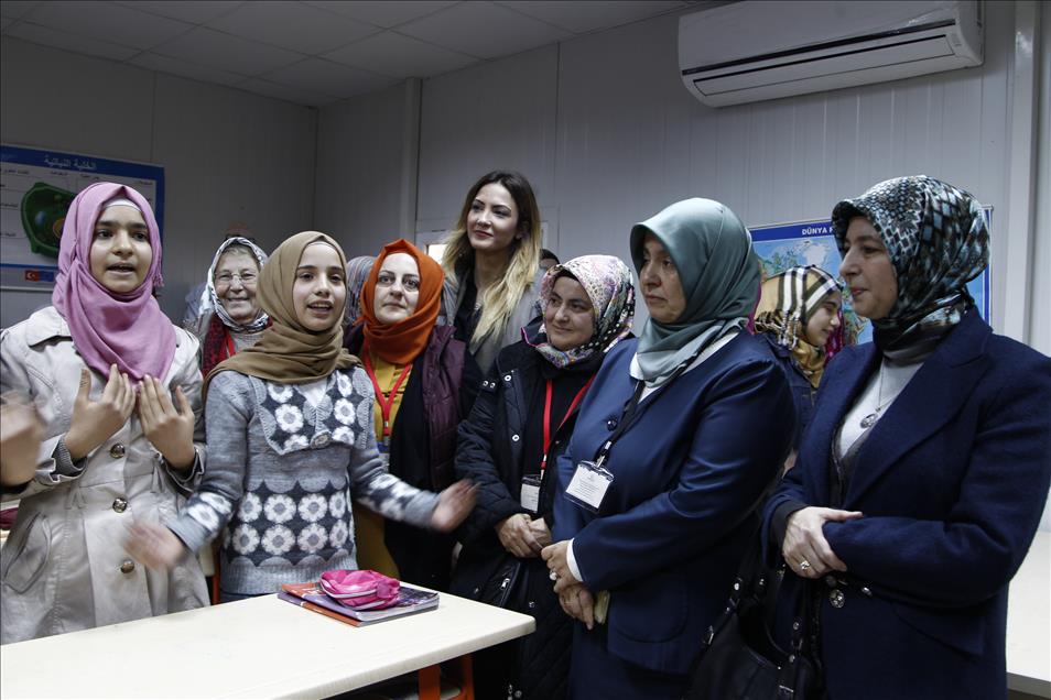 Suriyeli çocuklar için "ilmek ilmek sevgi" dokudular