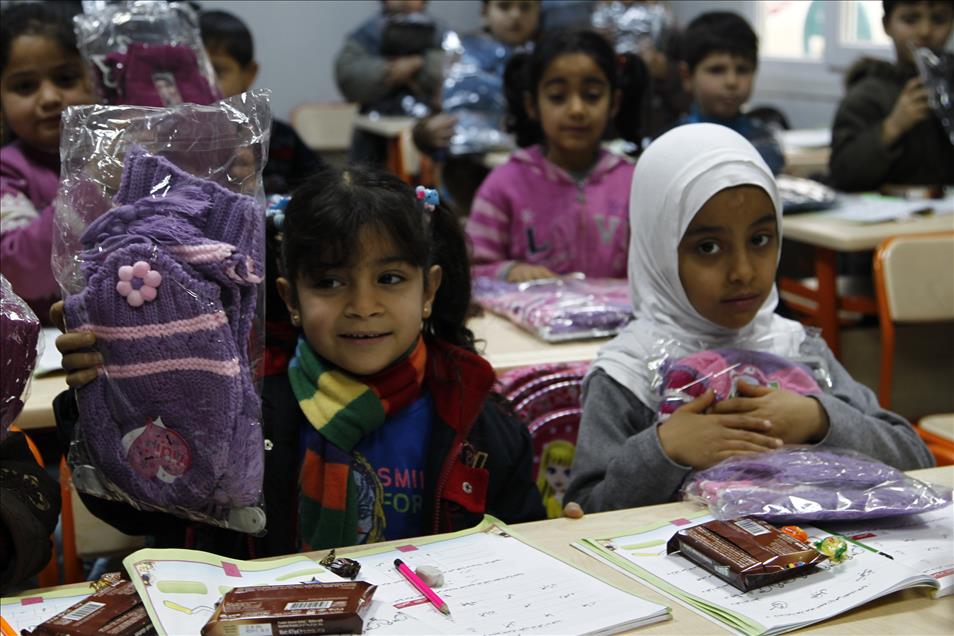 Suriyeli çocuklar için "ilmek ilmek sevgi" dokudular