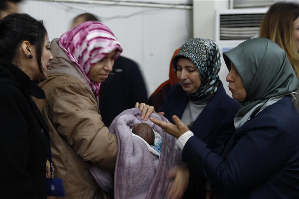 Suriyeli çocuklar için "ilmek ilmek sevgi" dokudular