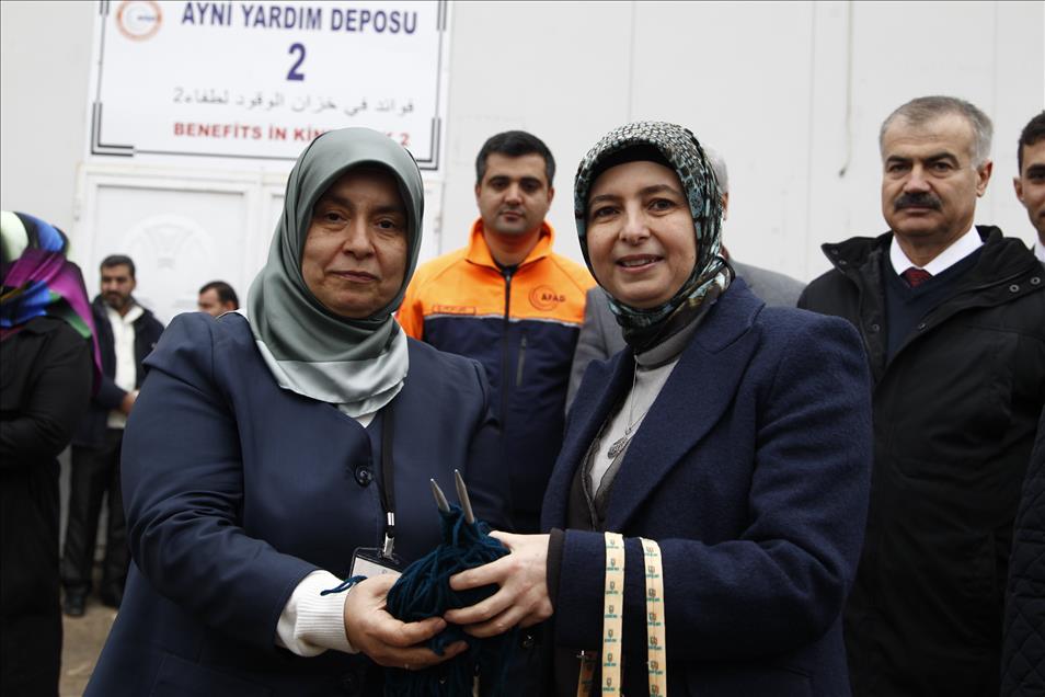 Suriyeli çocuklar için "ilmek ilmek sevgi" dokudular