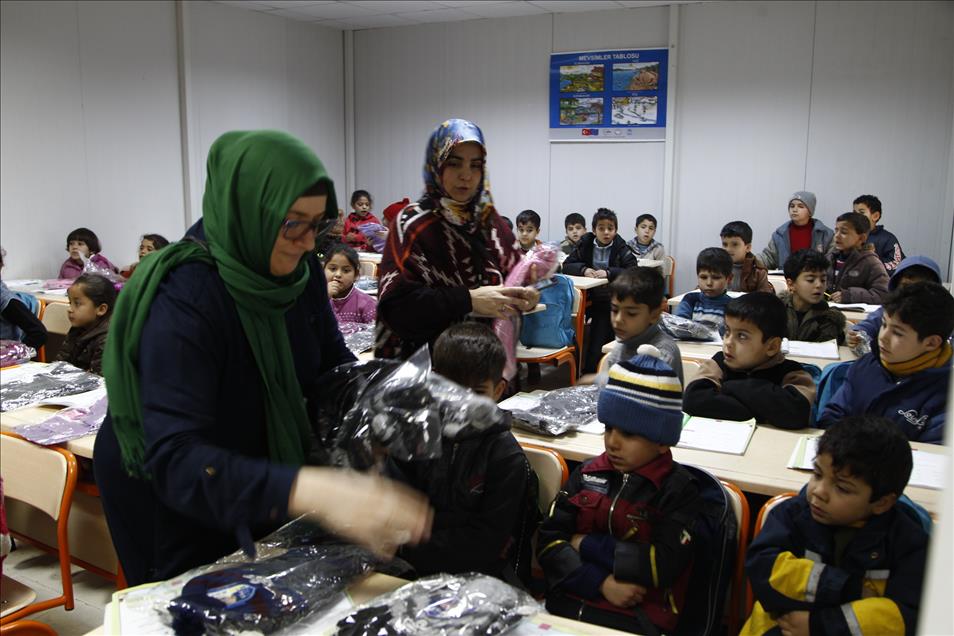 Suriyeli çocuklar için "ilmek ilmek sevgi" dokudular