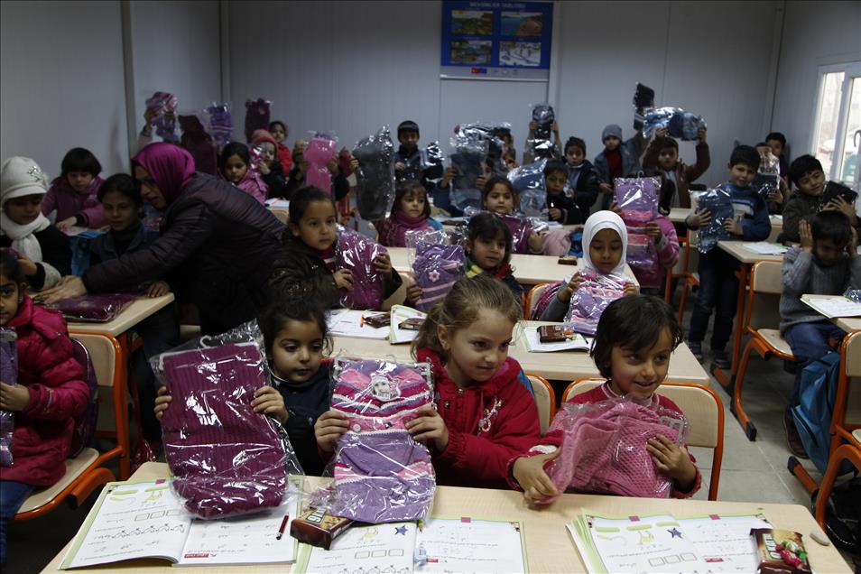 Suriyeli çocuklar için "ilmek ilmek sevgi" dokudular