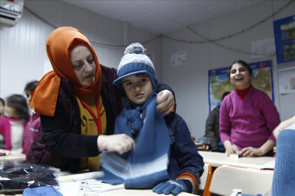 Suriyeli çocuklar için "ilmek ilmek sevgi" dokudular