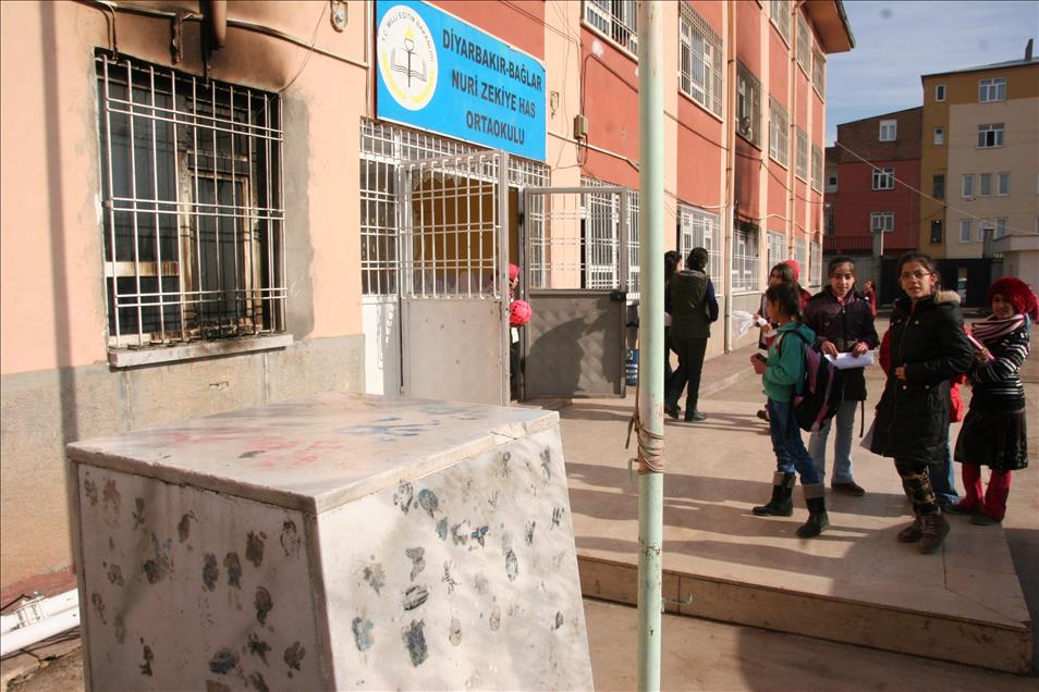 Diyarbakır'da okulun teröristlerce ateşe verilmesi