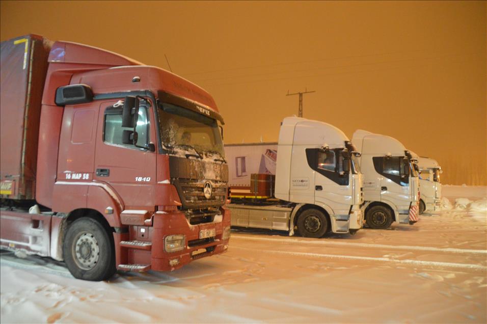 Ağrı'da kar yağışı ulaşımı aksattı
