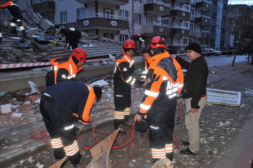 Yerköy'de hasarlı bina çöktü
