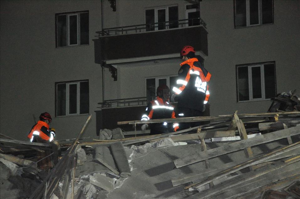 Yerköy'de hasarlı bina çöktü