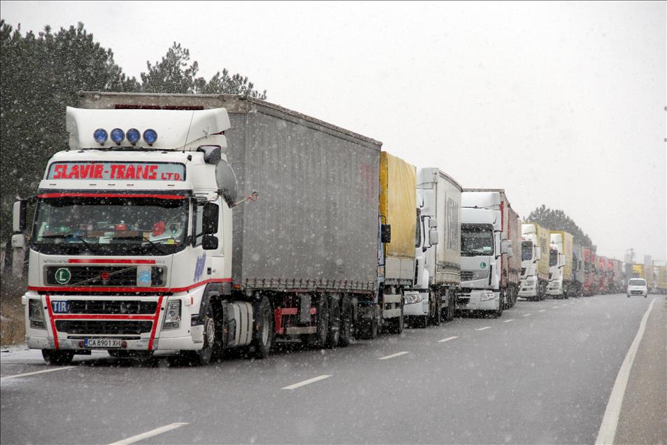 Kapıkule'de 9 kilometrelik tır kuyruğu oluştu