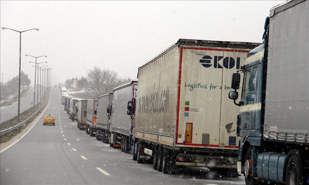 Kapıkule'de 9 kilometrelik tır kuyruğu oluştu