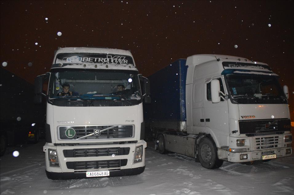 Ağrı'da kar yağışı ulaşımı aksattı