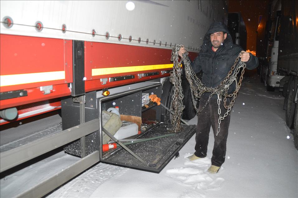 Ağrı'da kar yağışı ulaşımı aksattı