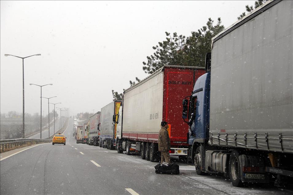 Kapıkule'de 9 kilometrelik tır kuyruğu oluştu