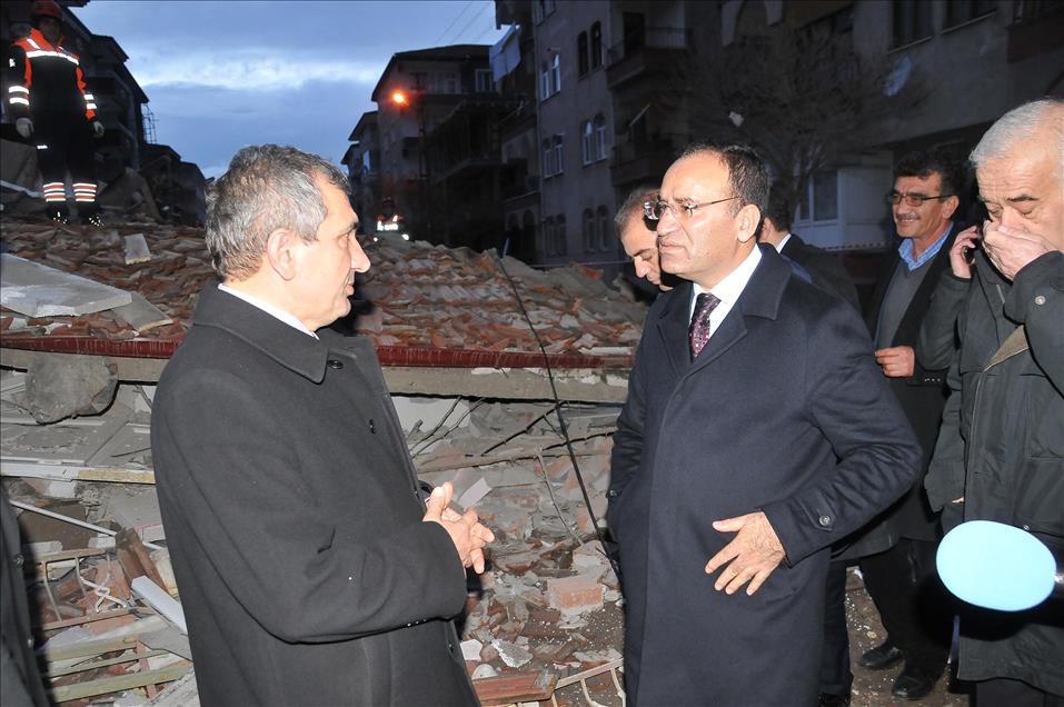 Yerköy'de hasarlı bina çöktü